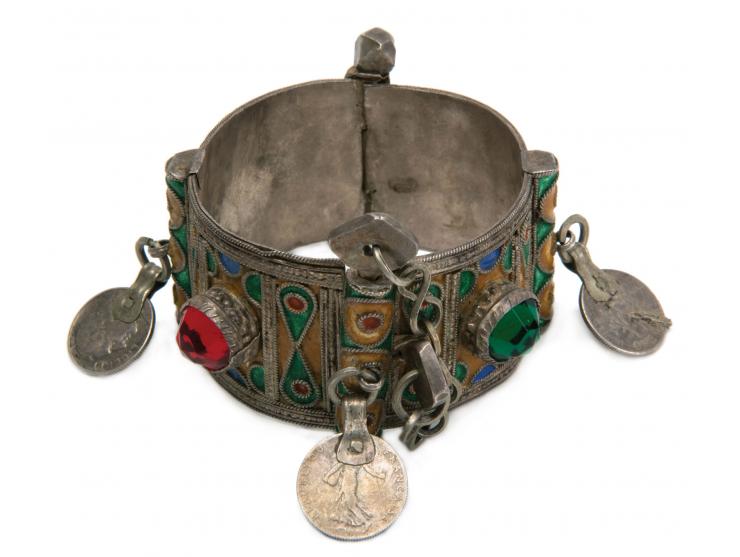 1. Necklace. [Morocco, early 20th century]. Necklace consisting of silver coins and at the end an amulet-case pendant (made o