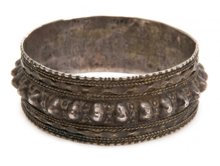 Bracelet and two necklaces. [Yemen, early 20th century].
 1. Silver bracelet. Diameter: 7 cm.
 2. Necklace. Cast silver and g