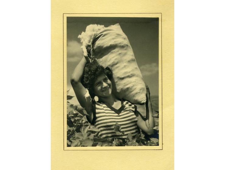 Views of Israel, published by Keren Hayesod, 1950s.
Folder with a one-page foreword in English printed on handmade papyrus pa